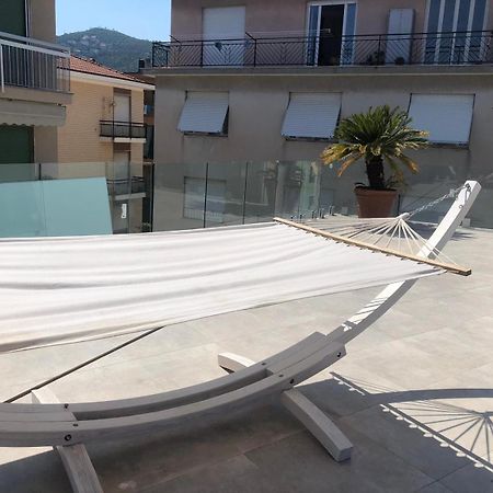 Appartamento Spotorno Con Ampio Terrazzo Attrezzato Anche Con Angolo Cottura Bagian luar foto