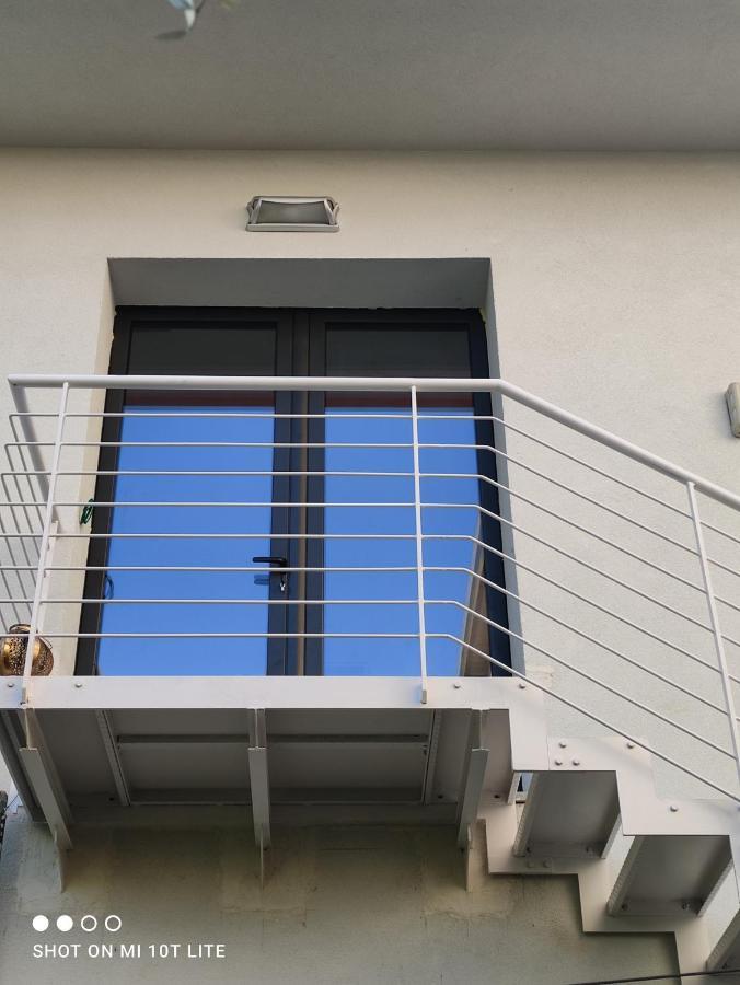 Appartamento Spotorno Con Ampio Terrazzo Attrezzato Anche Con Angolo Cottura Bagian luar foto