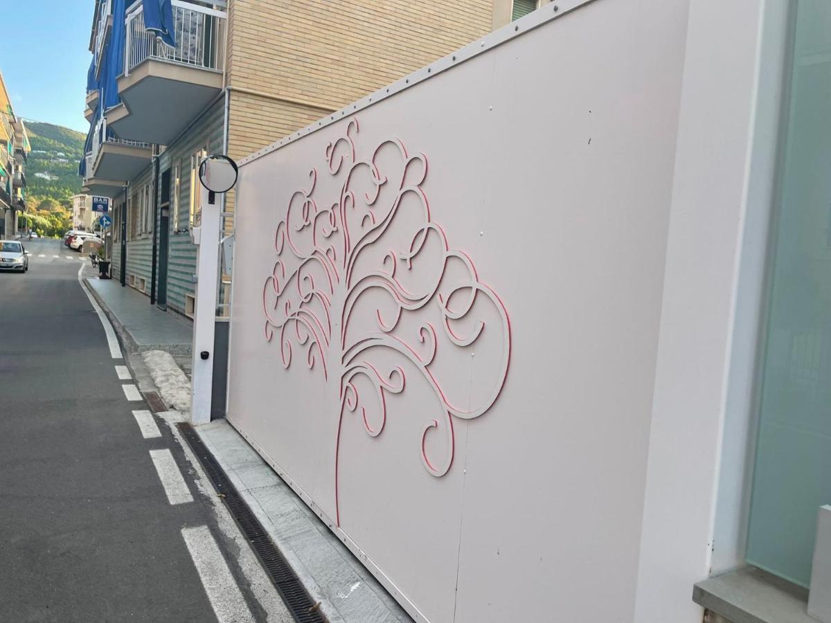 Appartamento Spotorno Con Ampio Terrazzo Attrezzato Anche Con Angolo Cottura Bagian luar foto