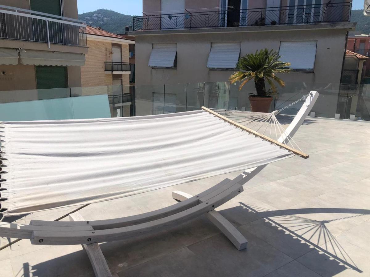 Appartamento Spotorno Con Ampio Terrazzo Attrezzato Anche Con Angolo Cottura Bagian luar foto
