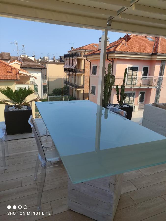 Appartamento Spotorno Con Ampio Terrazzo Attrezzato Anche Con Angolo Cottura Bagian luar foto