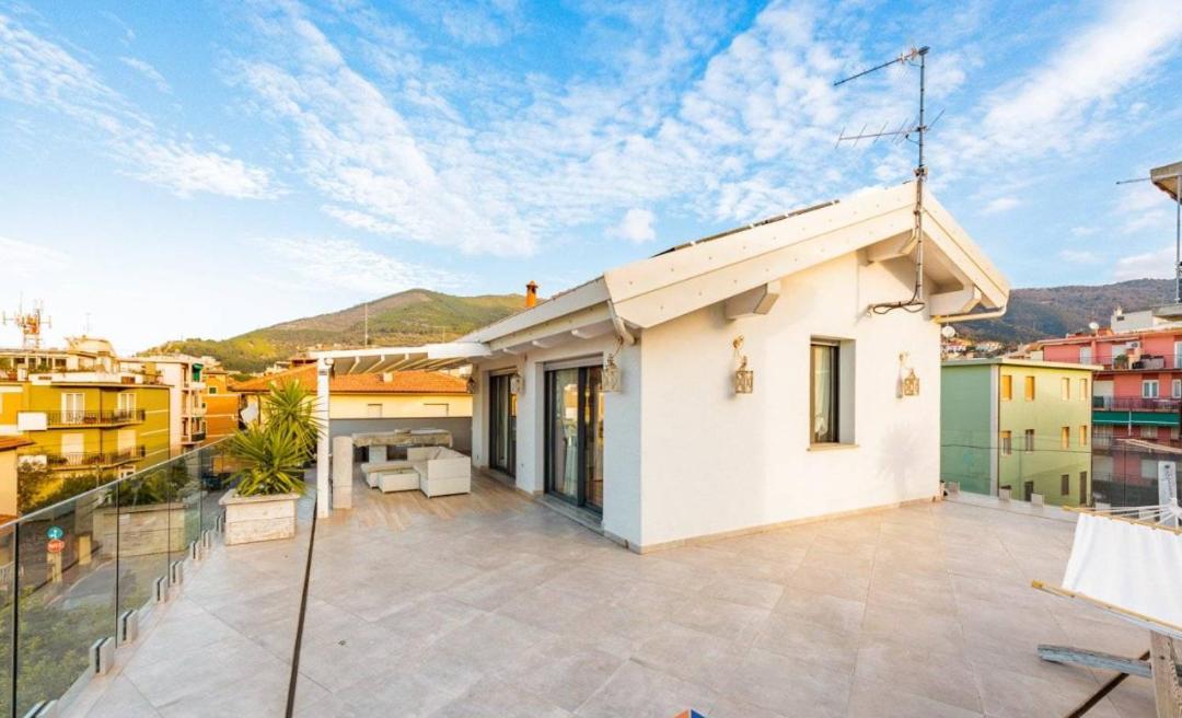 Appartamento Spotorno Con Ampio Terrazzo Attrezzato Anche Con Angolo Cottura Bagian luar foto